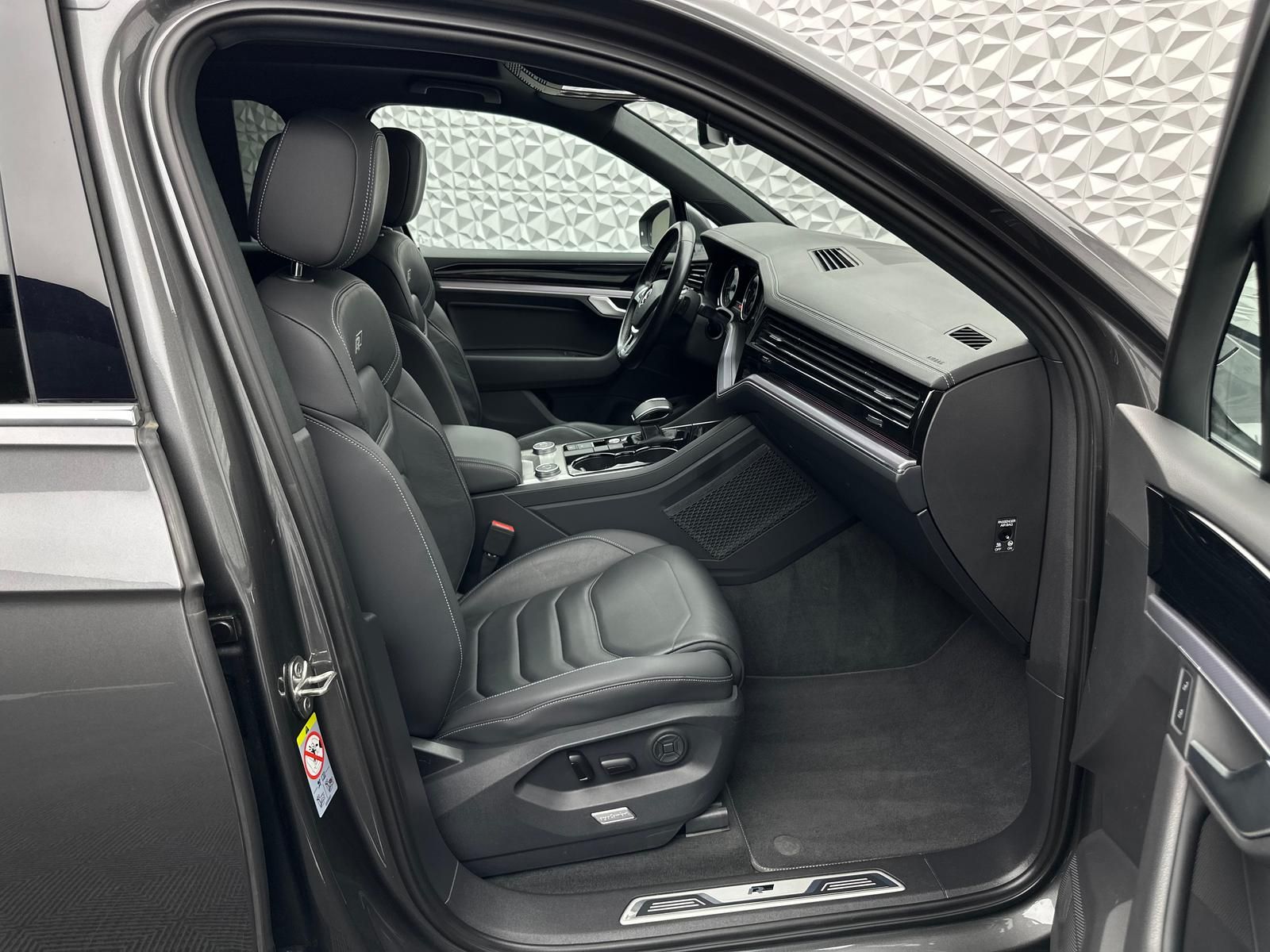 Fahrzeugabbildung Volkswagen TOUAREG 3.0 TDI R-LINE/4MOT/LUFT/STDHZ/PANO/AHK
