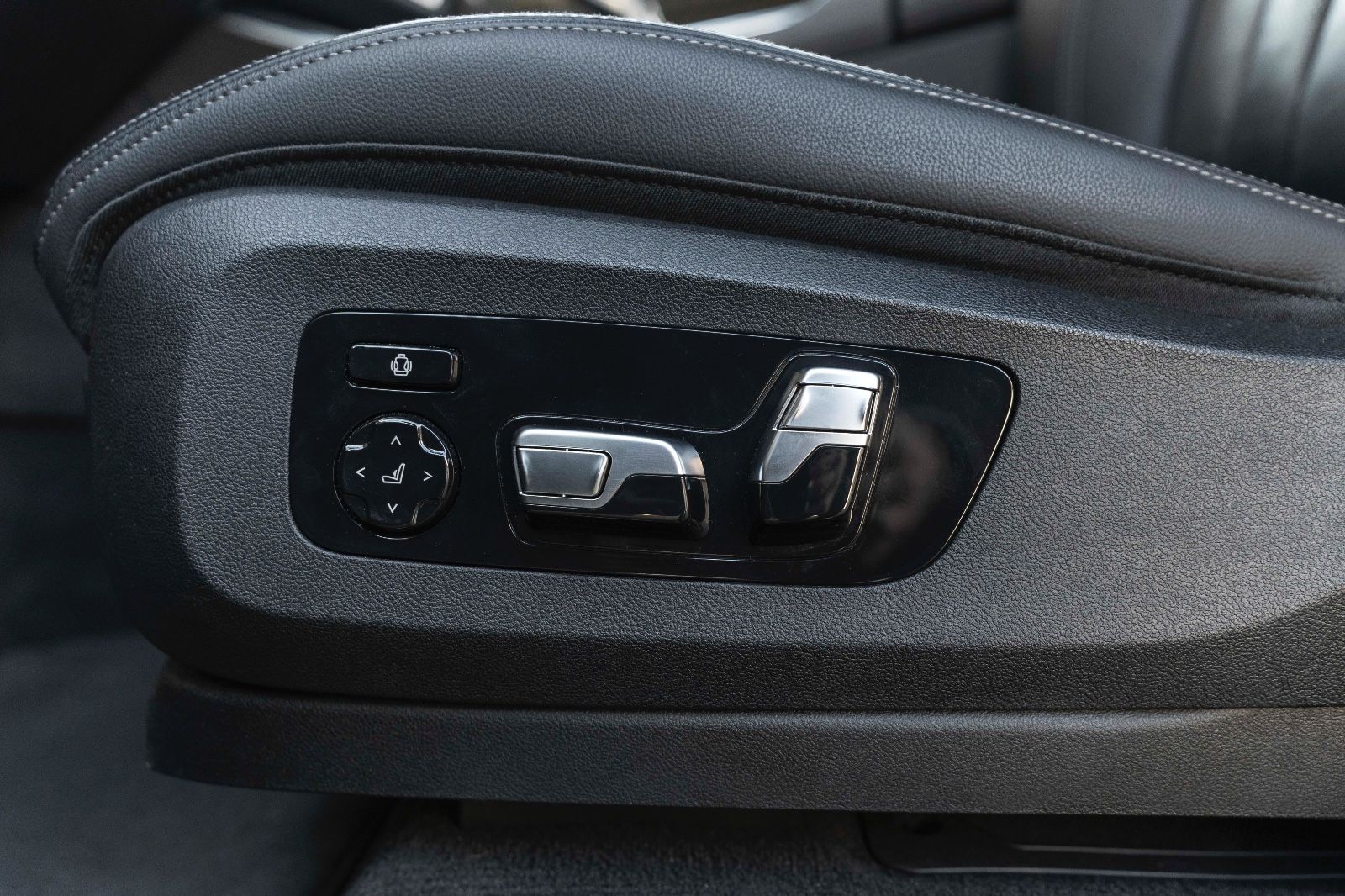 Fahrzeugabbildung BMW X5 xDrive40i M-SPORT HUD H&K 360° LASER ACC TOTW