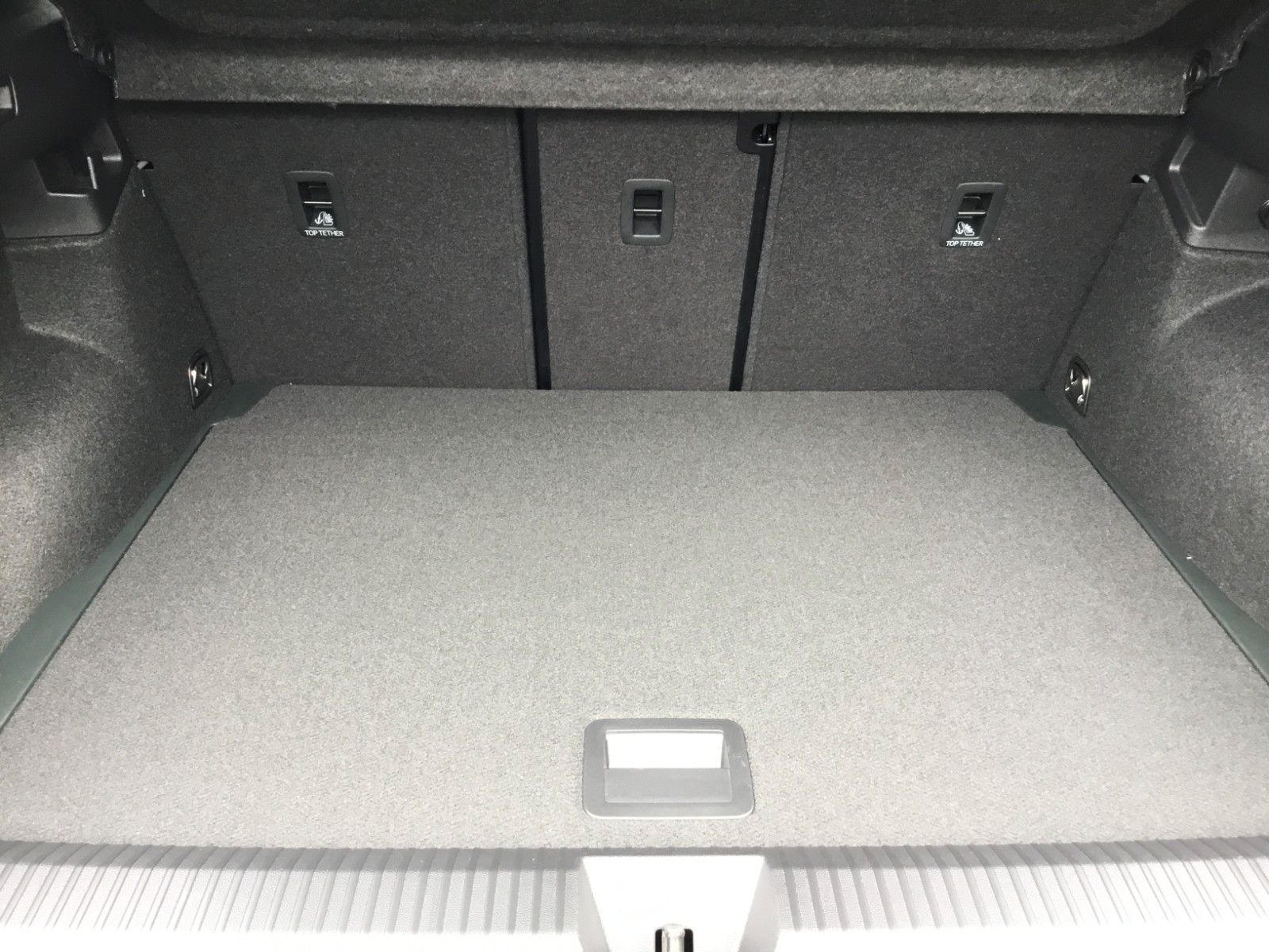 Fahrzeugabbildung Volkswagen T-Roc 1.5 eTSI DSG R-Line+AHK+LED+Navi+18"+Kessy