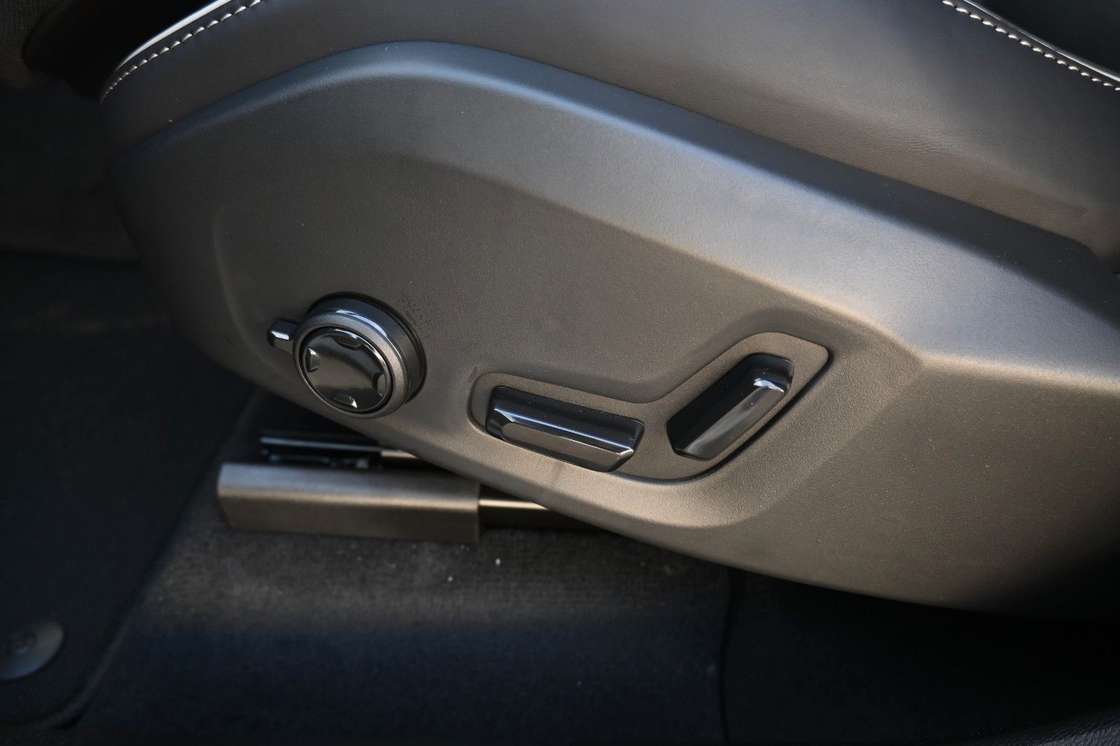 Fahrzeugabbildung Volvo XC60 B5 AWD Plus Dark*H&K*FSHZG*360°*ACC*AHK