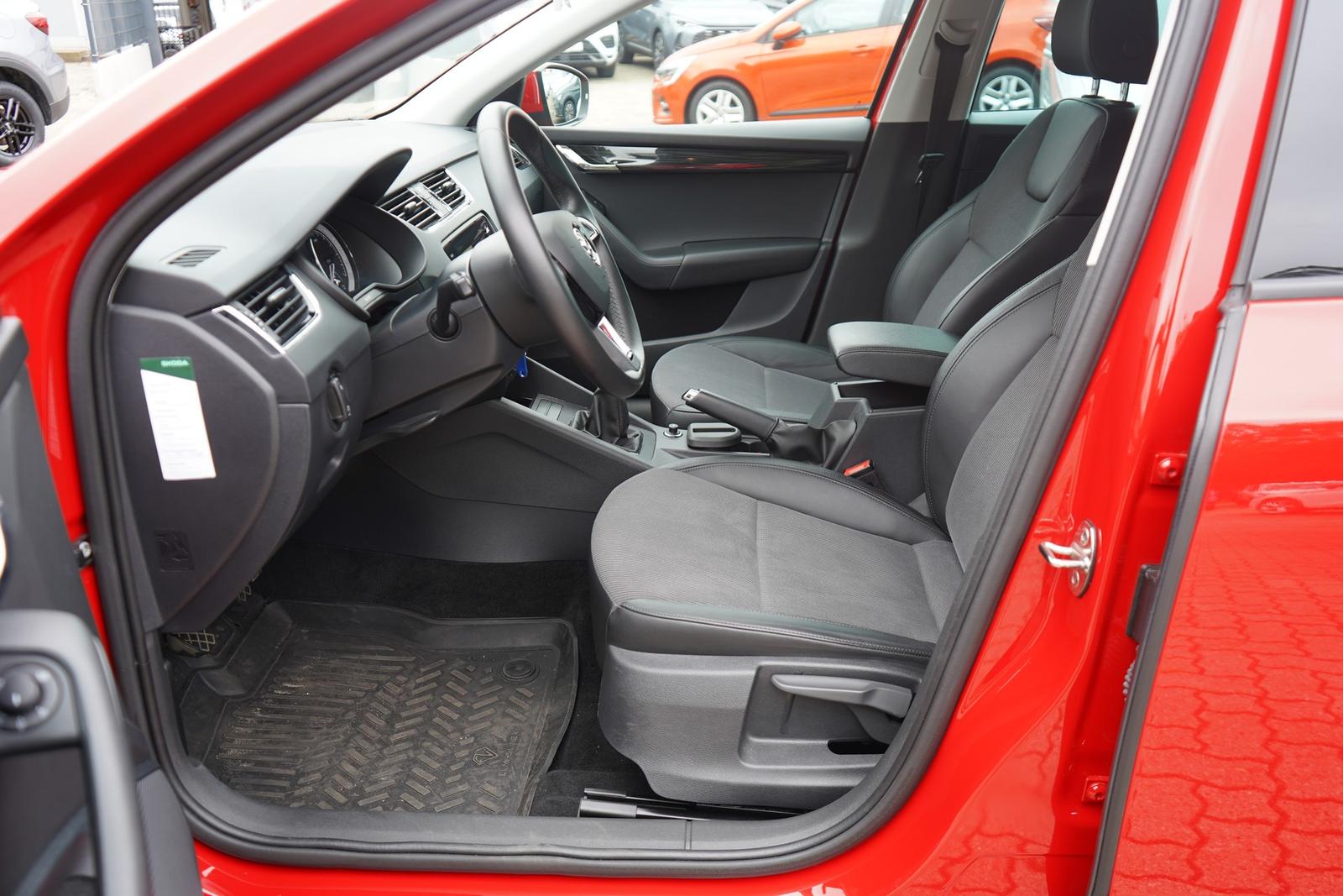Skoda Octavia 1.6 TDI Style Navi Sitzheizung Klimaaut.