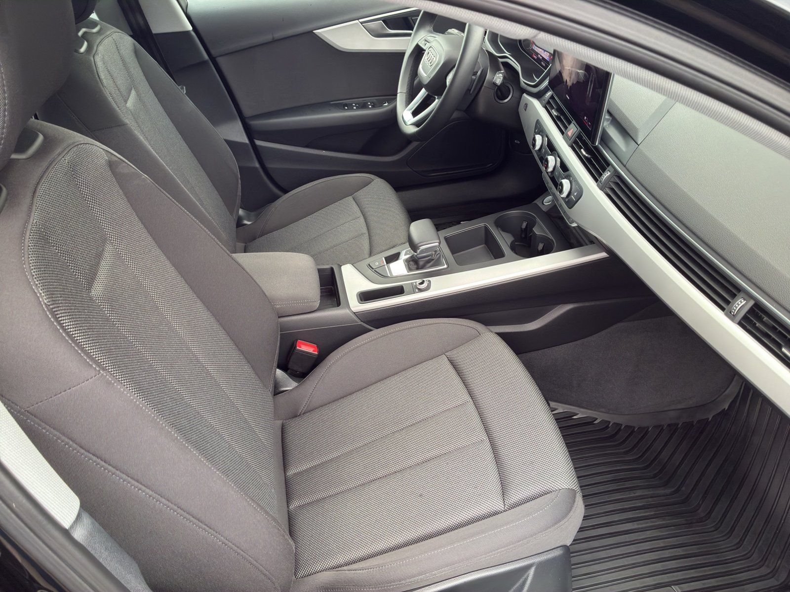 Fahrzeugabbildung Audi A4 Avant 35 2.0 TFSI advanced Kamera,Navi,SHZ,LM