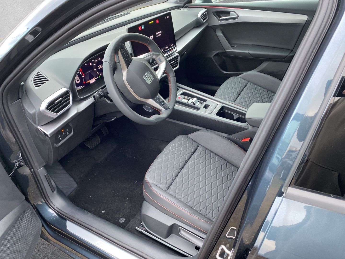 Fahrzeugabbildung SEAT Leon 1.5 eTSI 110 kW FR*NAVI*SHZ*Beats*PDC*CAM*