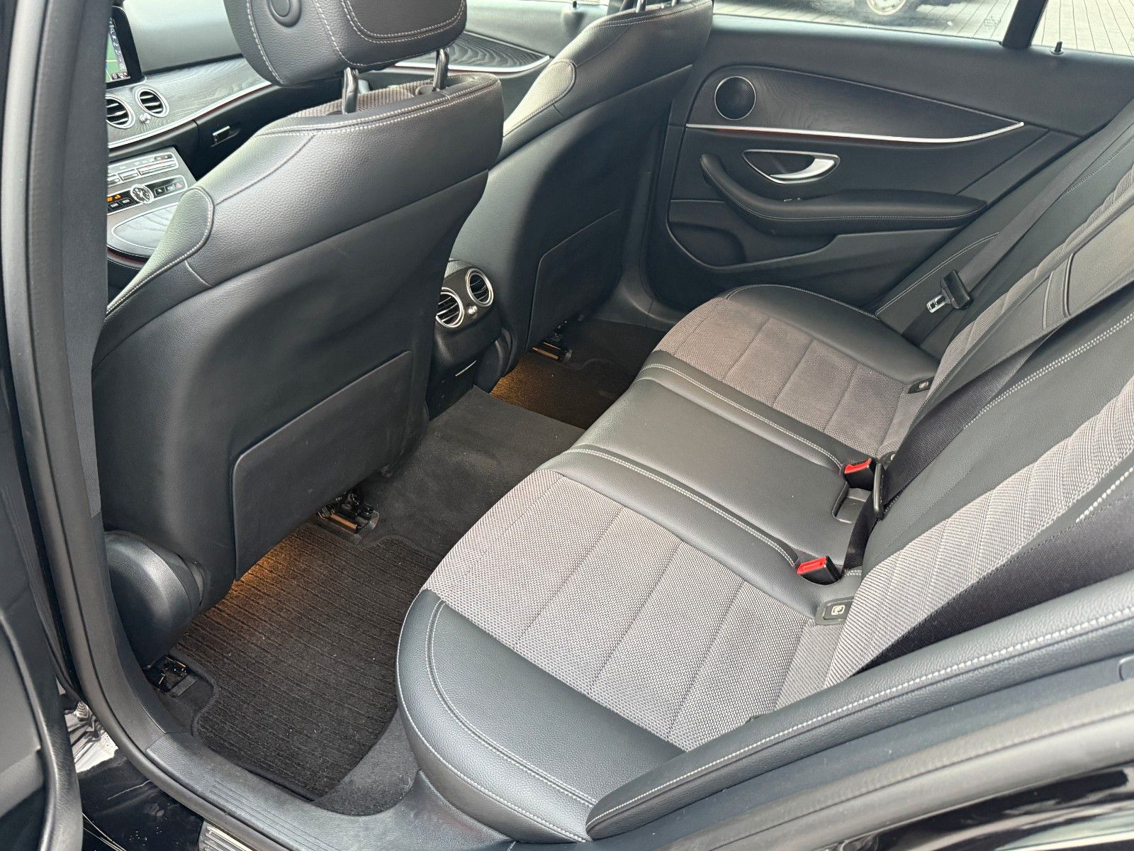 Fahrzeugabbildung Mercedes-Benz T-Modell E 200,Navi,Sitzh.