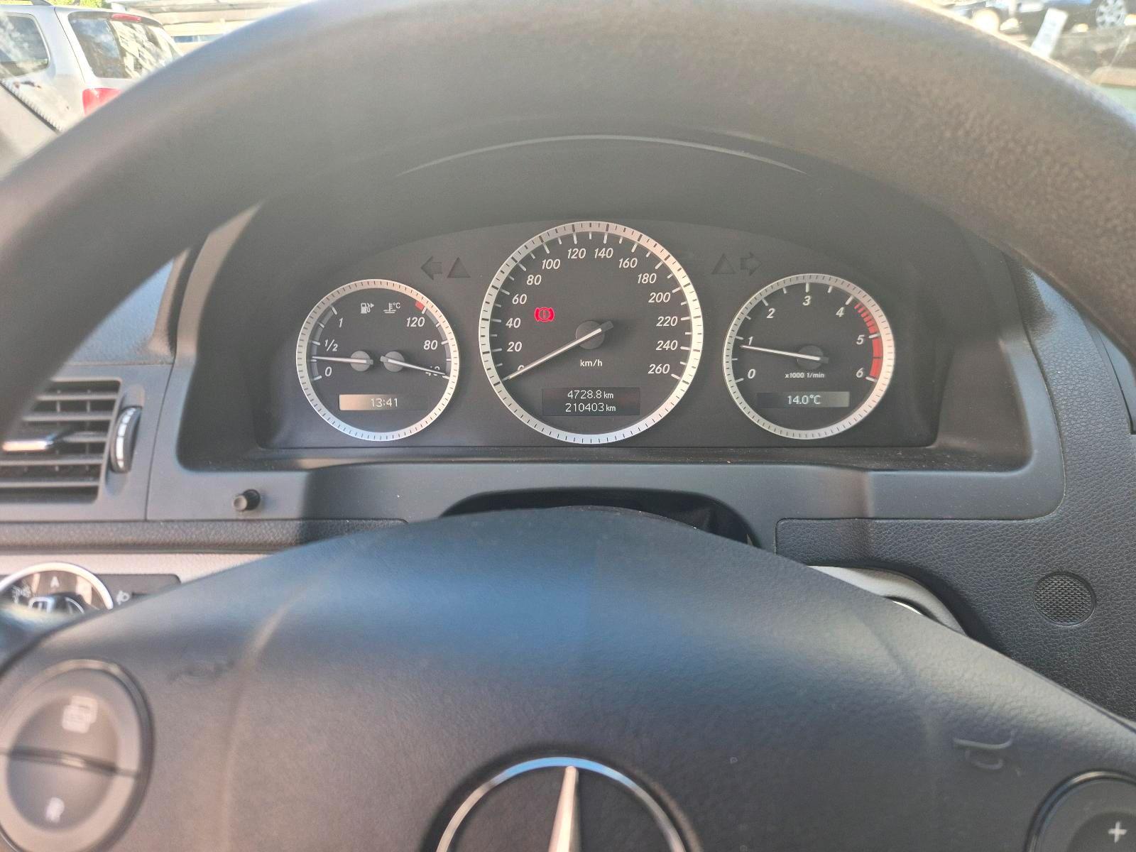 Mercedes-Benz C220 2010 — photo 9