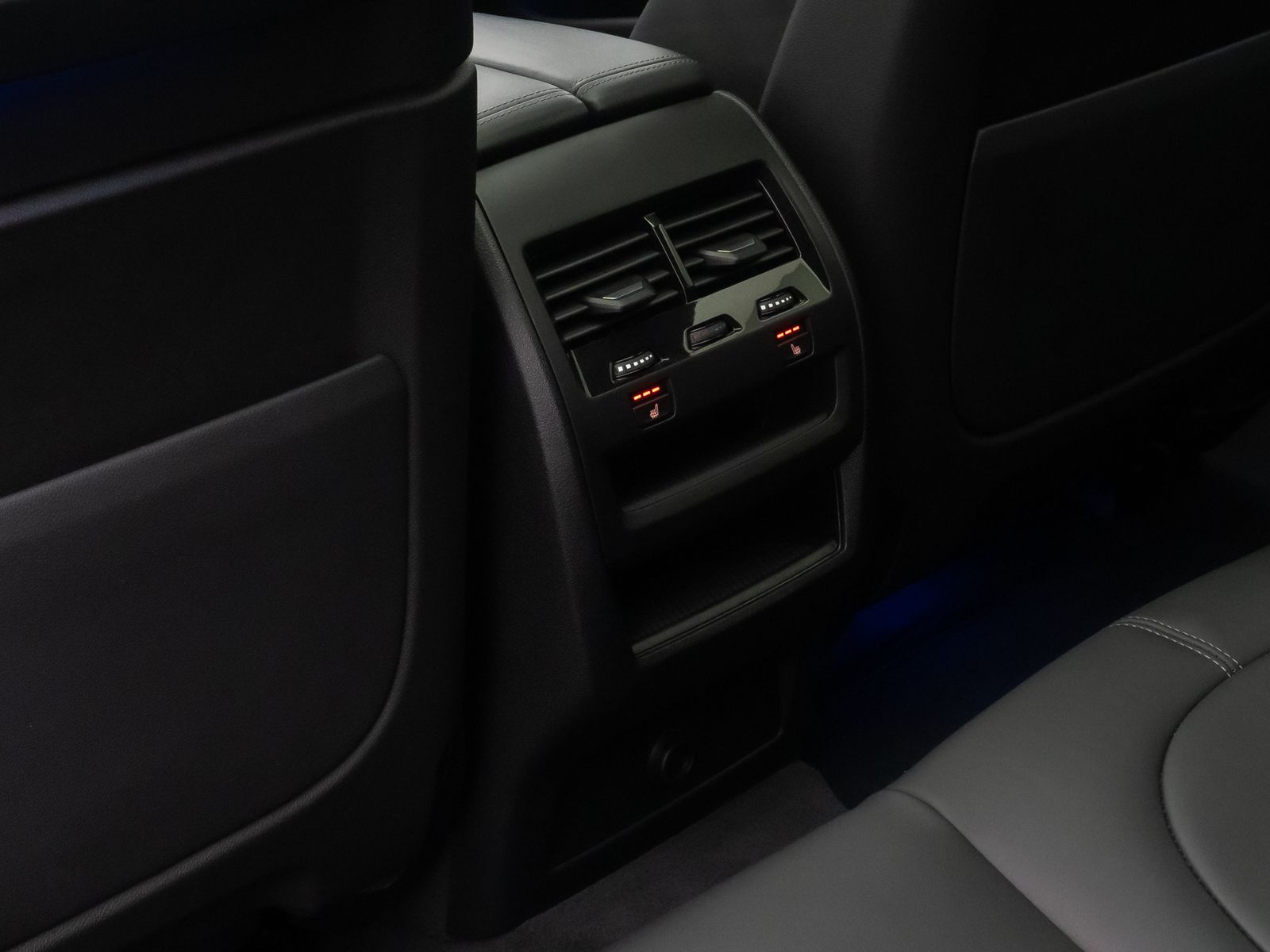 Fahrzeugabbildung BMW X6 xD30d M Sport 360&deg; HUD DAB SkyLounge H/K 21"