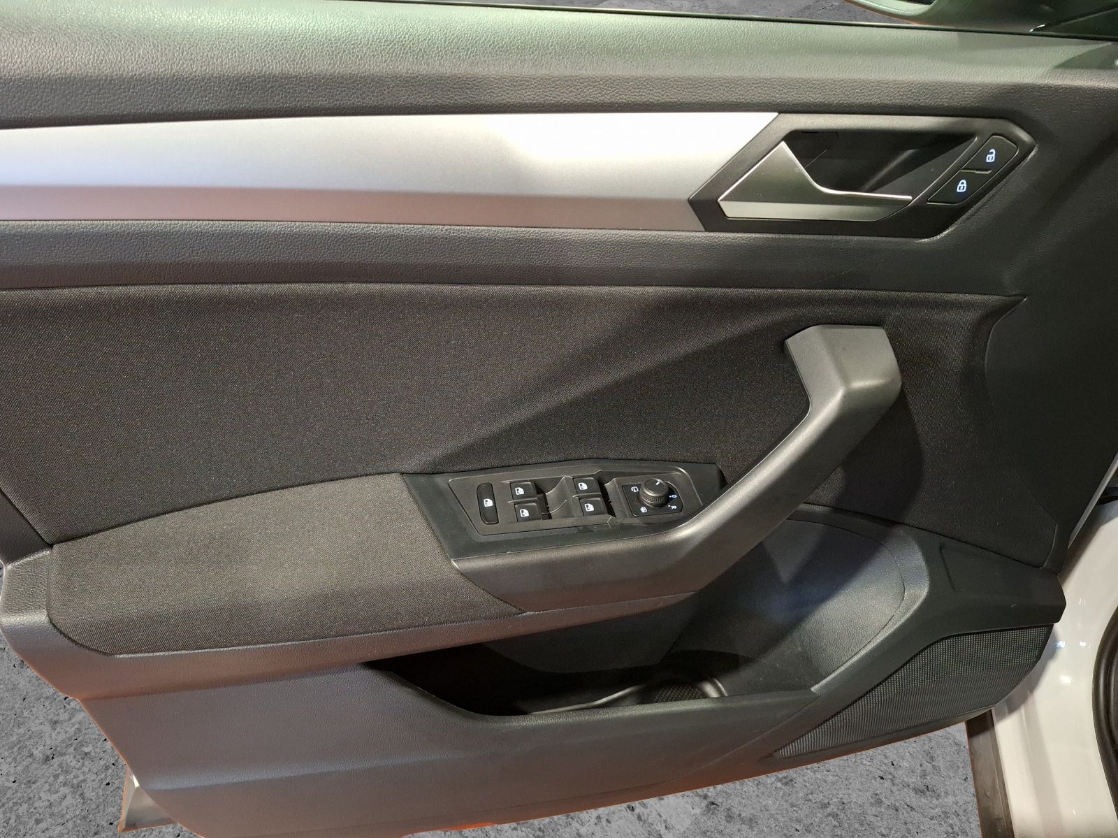 Fahrzeugabbildung Volkswagen T-Roc TSI Life STH LED Park-Assist SH LM
