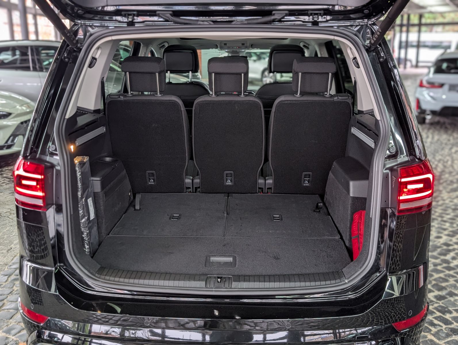 Fahrzeugabbildung Volkswagen Touran R-LINE HIGHLINE BLACK PANO AHK 7S KINDERS