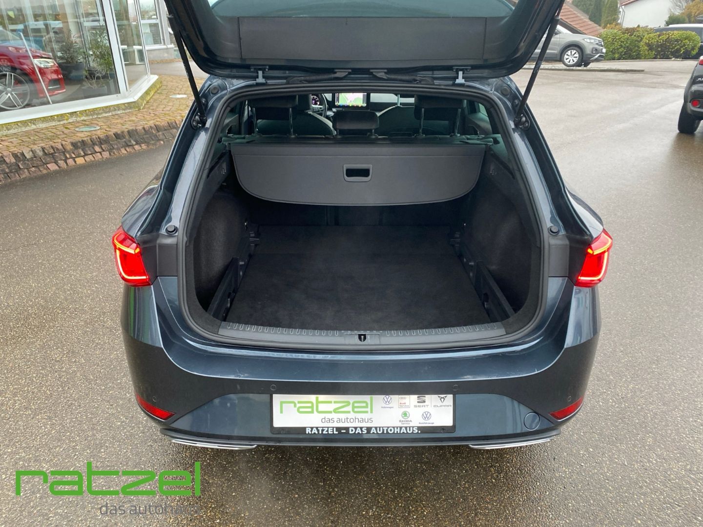 Fahrzeugabbildung SEAT Leon 1.5 eTSI Sportstourer FR Automatik Navi Dig