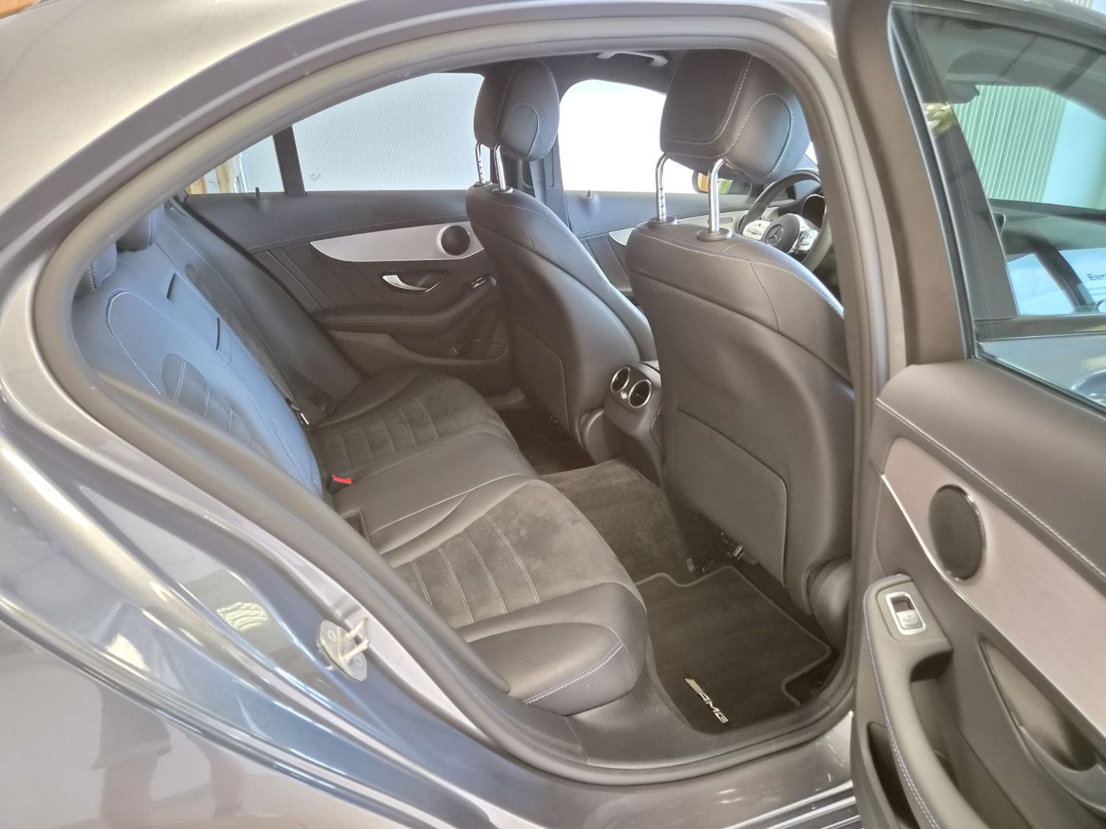 Fahrzeugabbildung Mercedes-Benz C 300 e Limousine/HIGH PERF. / KAMERA / AMG