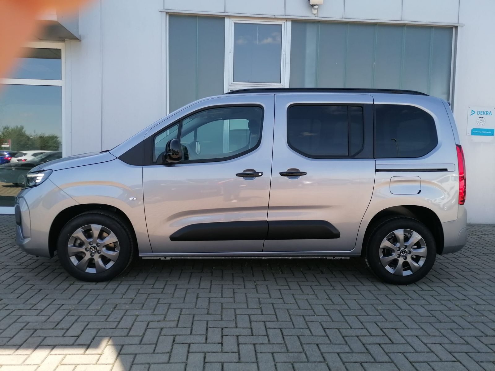 Fahrzeugabbildung Opel Combo 1.5 D PKW MATRIX-LED ALU KAMERA NAVI 10"