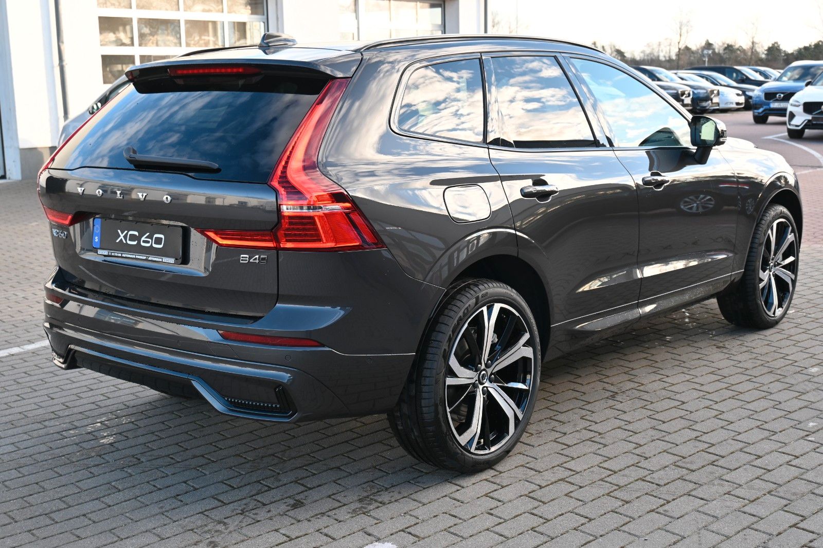 Fahrzeugabbildung Volvo XC60 B4 D AWD Autom. Plus Dark*STDHZG*360°*ACC*