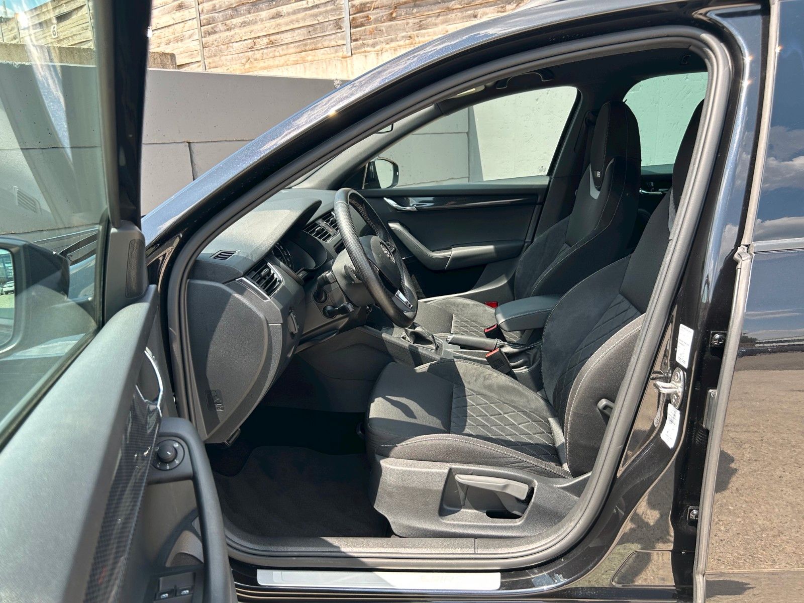 Fahrzeugabbildung SKODA Octavia Combi RS 2.0 TSI DSG
