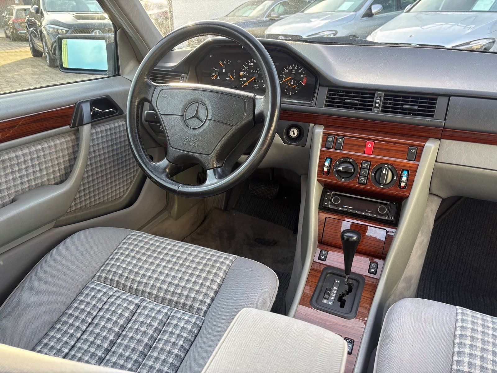 Fahrzeugabbildung Mercedes-Benz E 220 SCHIEBEDACH*KLIMA*SITZHEIZUNG*AUTOMATIK