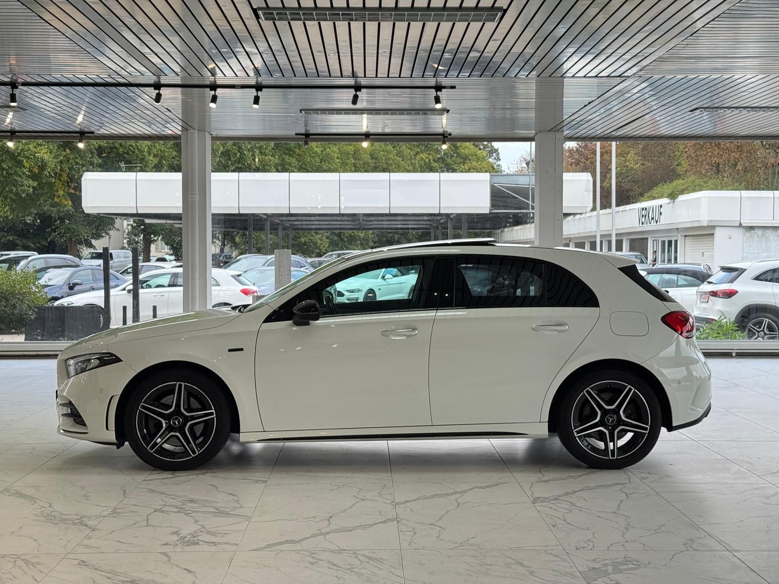Mercedes-Benz A 250 e 3x AMG*WIDE*PANO*DISTR*STDH*HUD*KAM*VOLL imagem 3