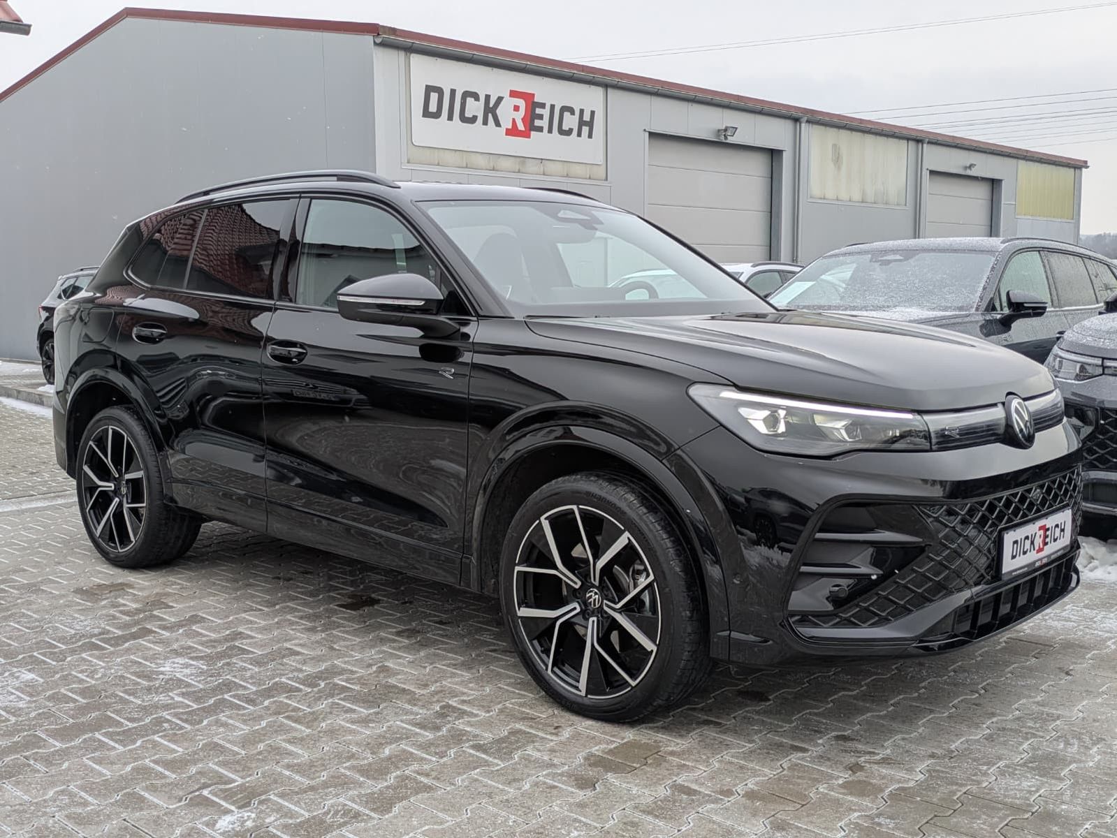 Fahrzeugabbildung Volkswagen Tiguan 2.0 TDI 4M R-Line PANO*H&K*AHK*MATRIX*20"