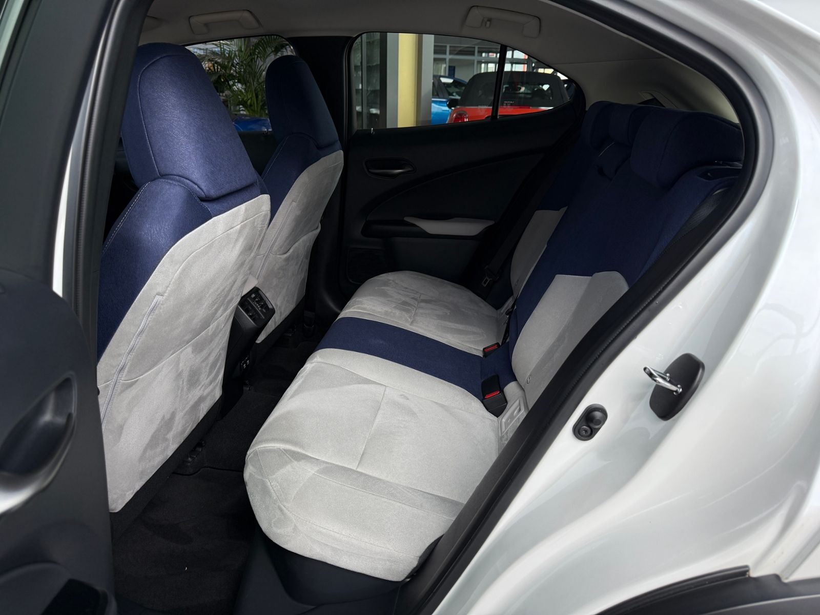 Fahrzeugabbildung Lexus UX 250 h Launch Edition LED NAV RFK SHZ ALU