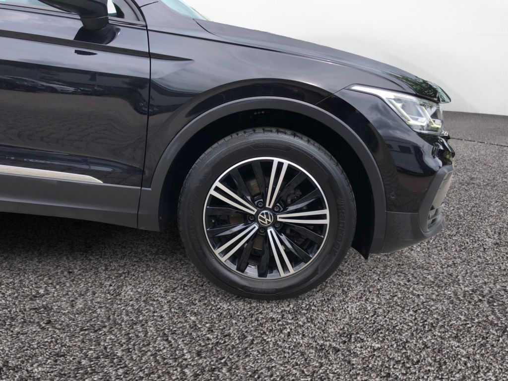 Fahrzeugabbildung Volkswagen Tiguan 1.5 TSI DSG Life AHZV NAVI Standheizung R