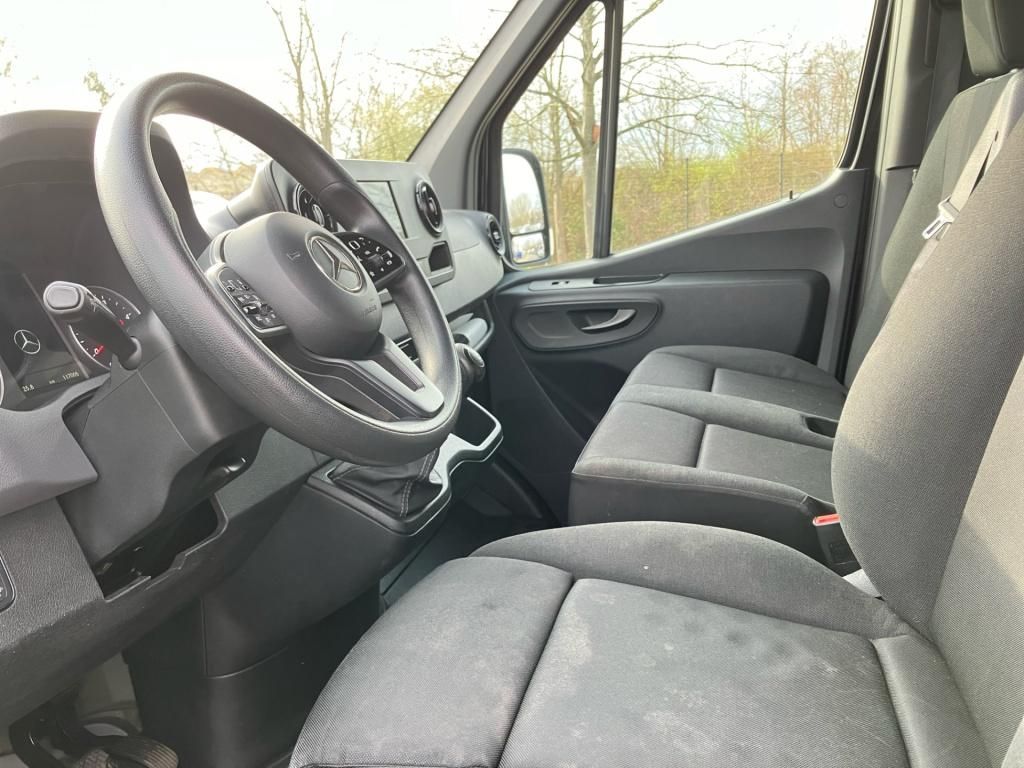 Fahrzeugabbildung Mercedes-Benz Sprinter 317 CDI schwarz SHZ MBUX Schwingsitz