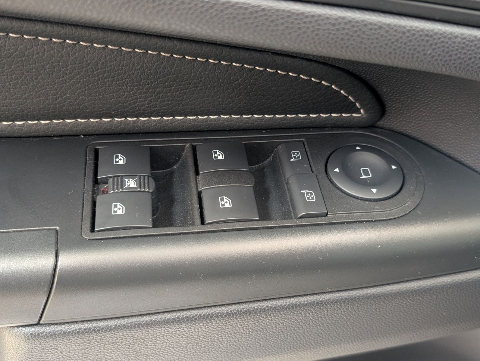 Fahrzeugabbildung Opel Zafira 2.2 Cosmo PANO 7S EURO4 GRÜN PLAK