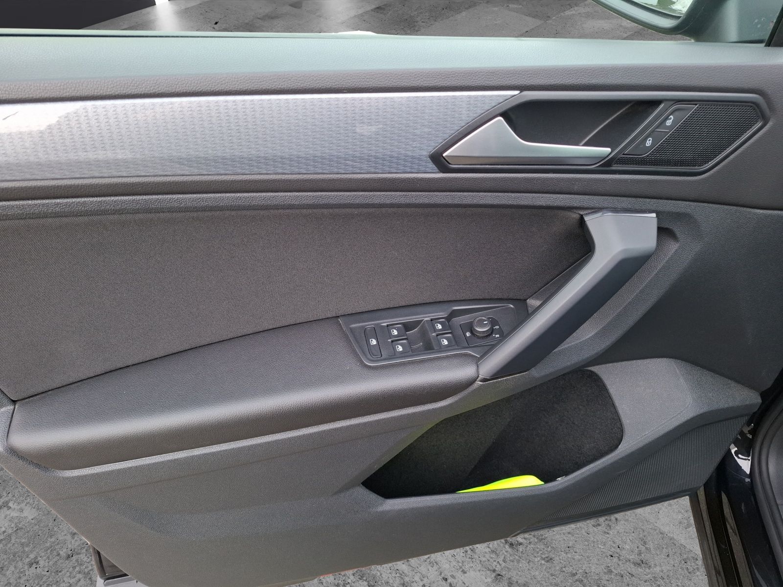 Fahrzeugabbildung Volkswagen Tiguan TDI Life DSG 4M Standhzg Matrix Navi ACC