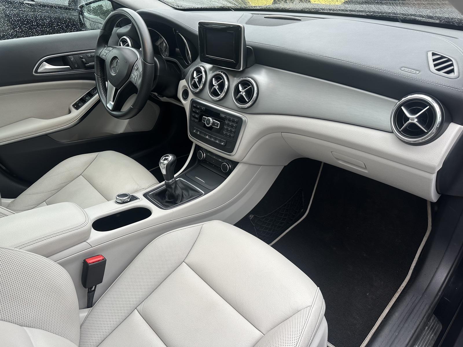 Mercedes-Benz GLA 200 *PANO*BI-XENON*NAVI*STANDHEIZUNG+MEMORY*