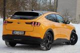 Ford Mustang Mach-E Emotor Extended Range 216kW, ... - mit Elektro-Antrieb: Gelb, Limousine