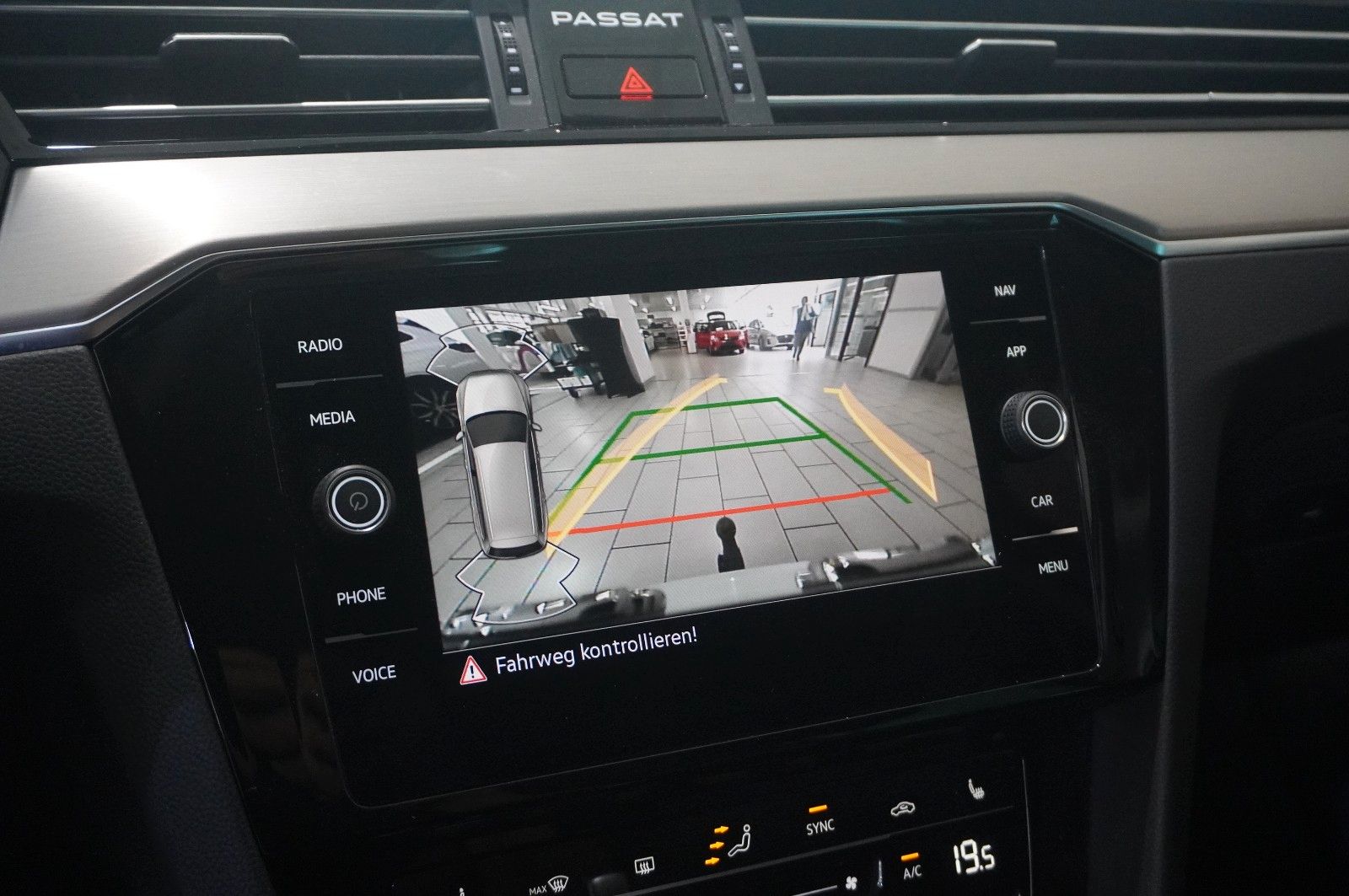 Fahrzeugabbildung Volkswagen Passat Vari. 2.0D R-LINE 4M NAVI/LED/KAMERA/AHK