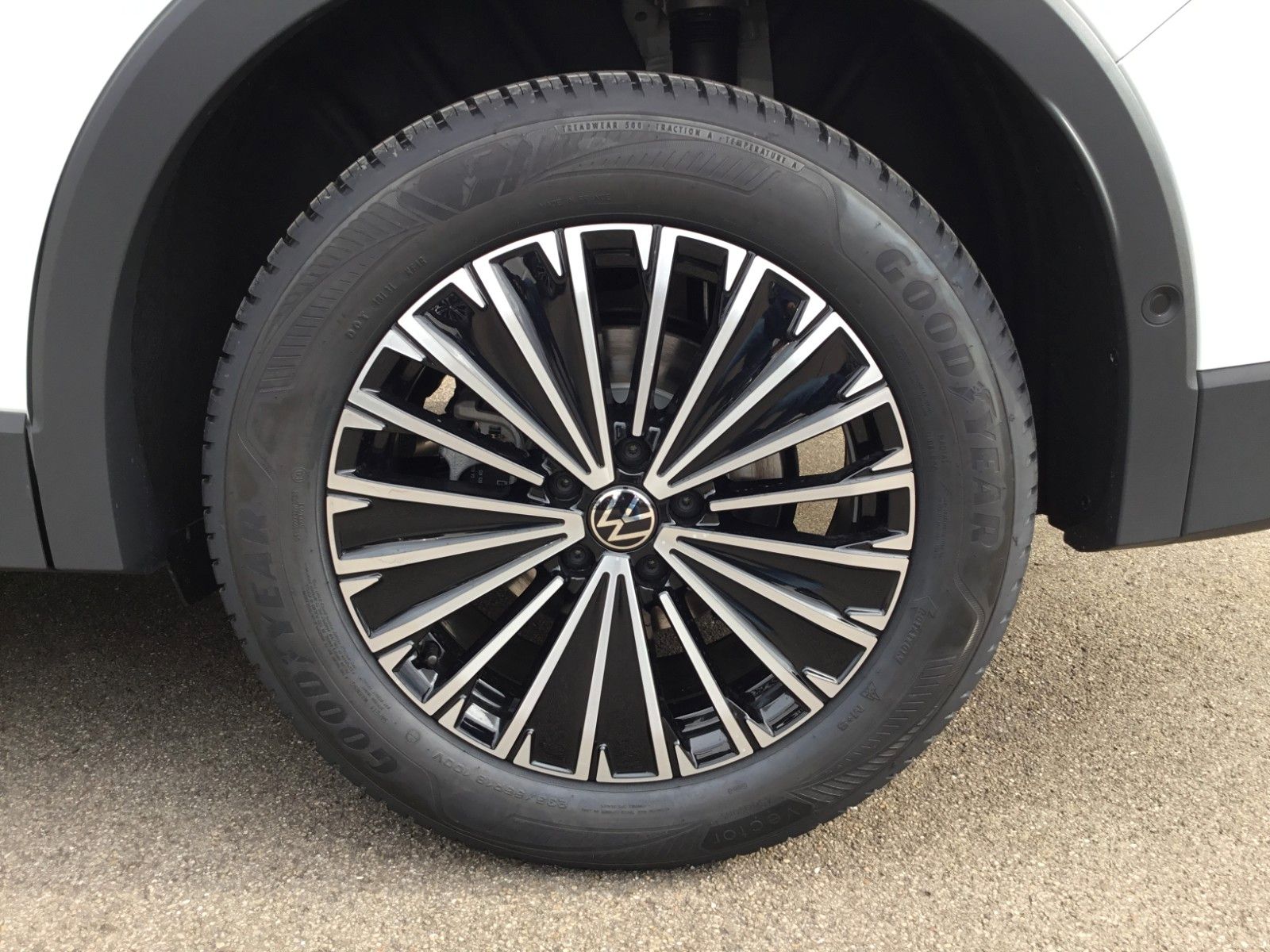 Fahrzeugabbildung Volkswagen Tiguan 1.5 eTSI DSG Life+AHK+LEDPlus+18"+Navi