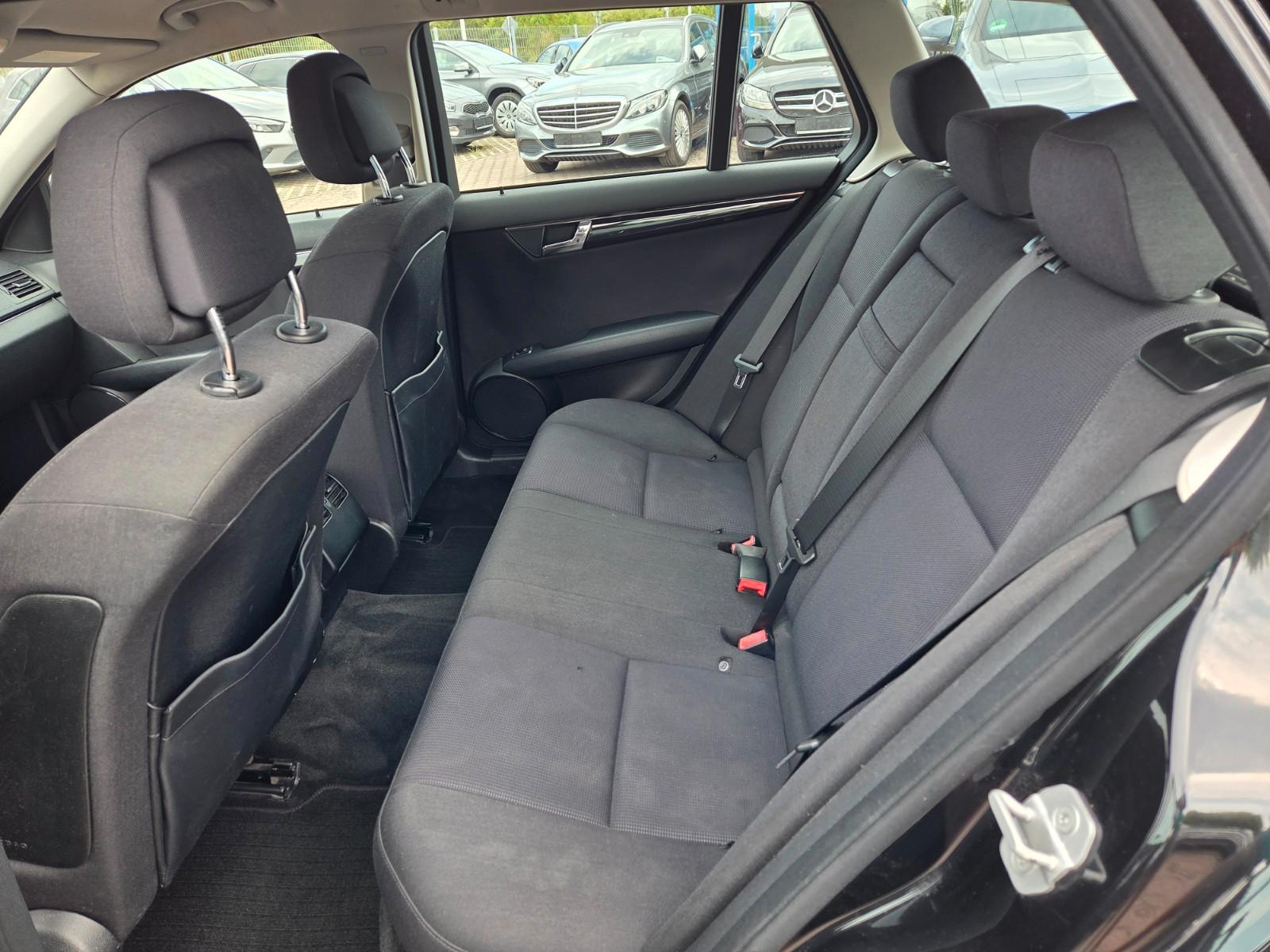 Mercedes-Benz C200 2010 — photo 32
