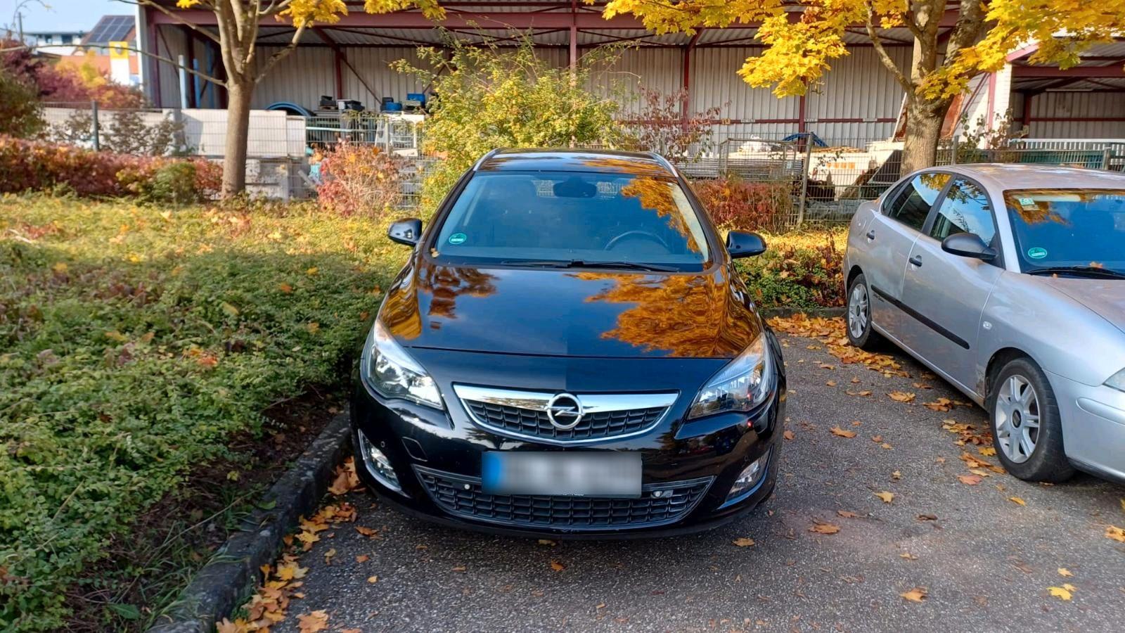 Opel Astra 2011 — rear view