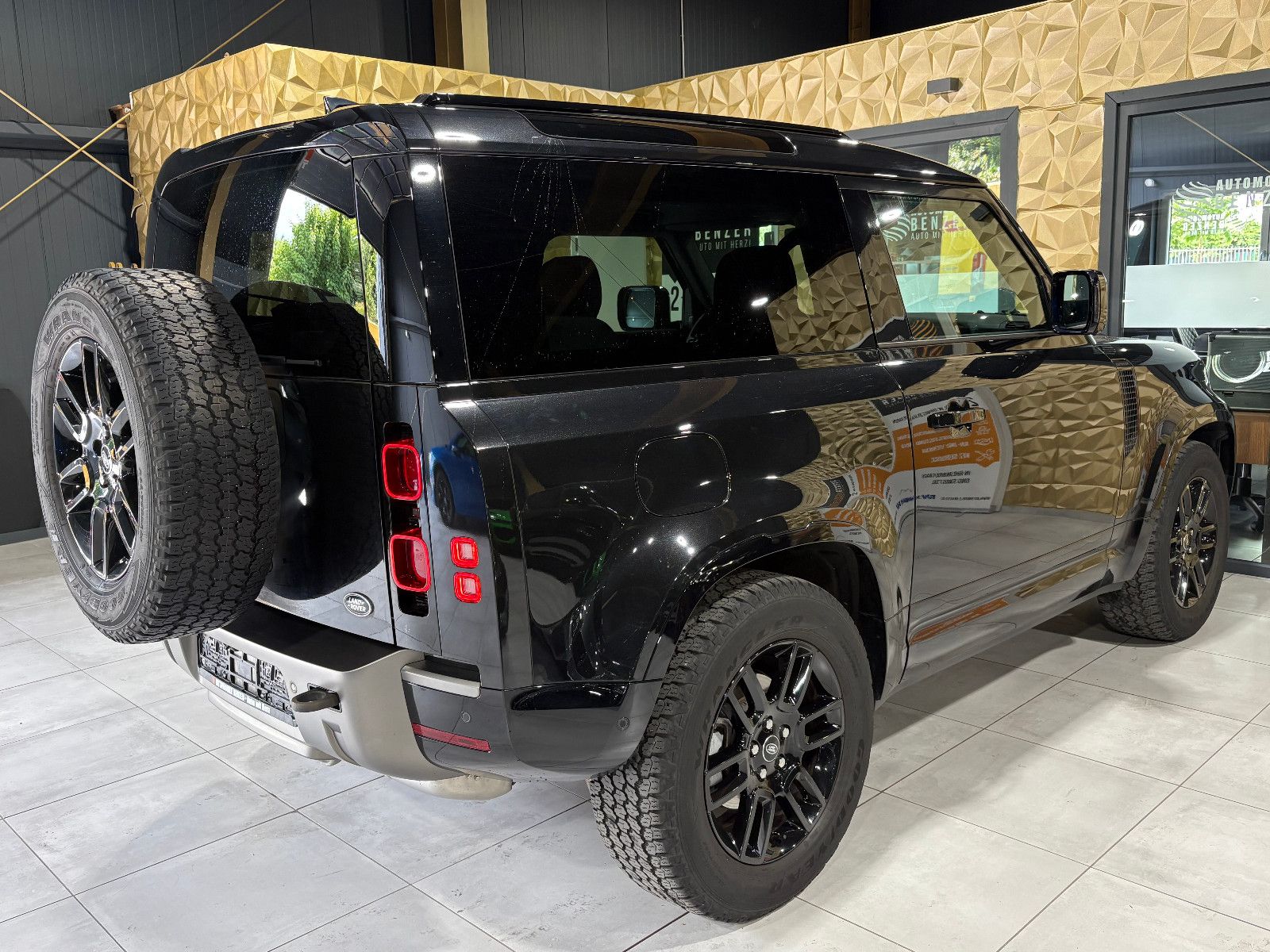 Fahrzeugabbildung Land Rover Defender 90 X-Dynamic S/360°/SOUND/APPLE/NAVI/