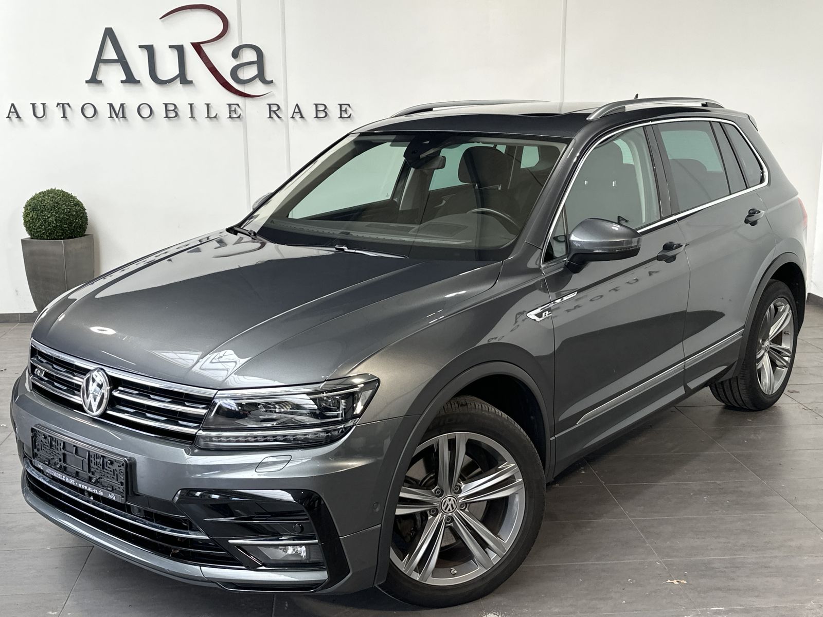 Fahrzeugabbildung Volkswagen Tiguan 2.0 TSI 4M R-Line NAV+LED+AHK+KAM+PANO+AC