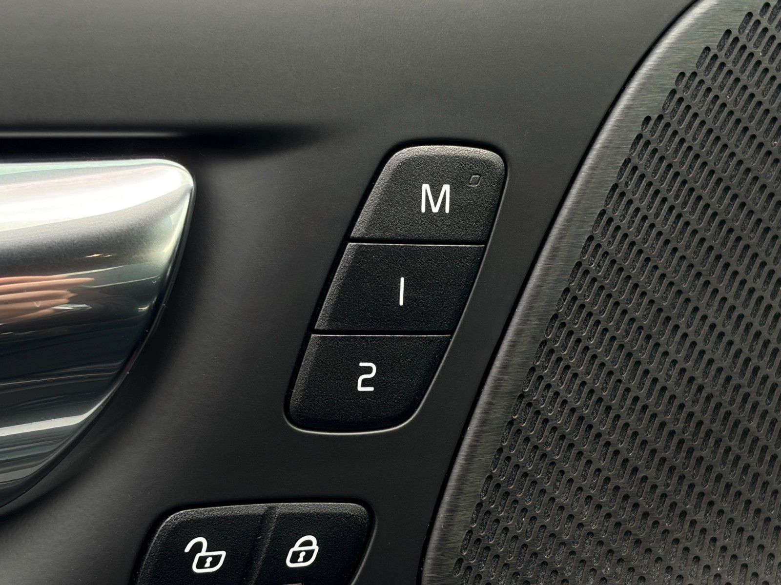 Fahrzeugabbildung Volvo V60 AWD R-Design ACC ProH&K 360° LED CarPl. Memo