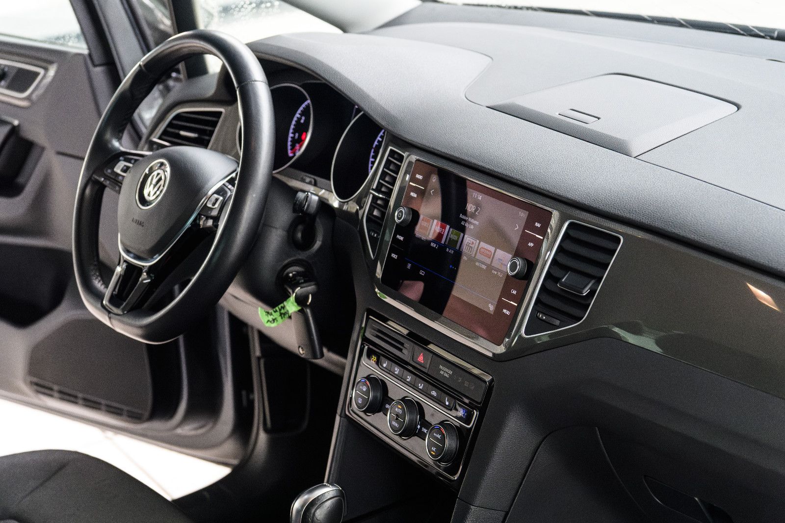 Fahrzeugabbildung Volkswagen Golf Sportsvan+LED+AHK+GJR+SHZ+NAVI+KAMERA