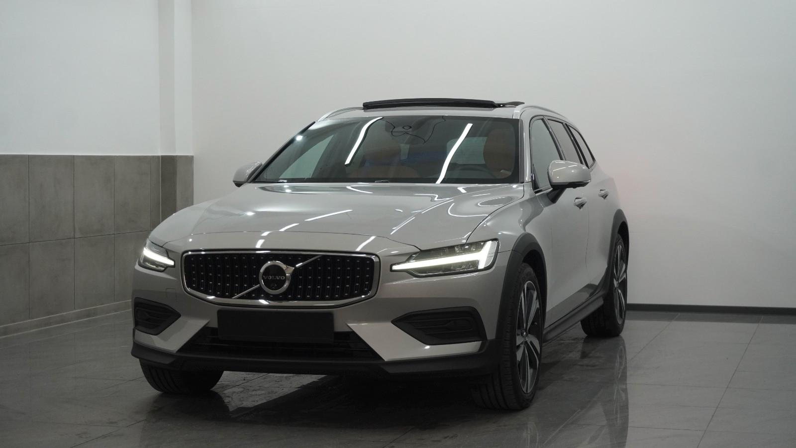 Volvo V60 B4 Cross Country Plus Pano/360/ACC/SitzF/H&K