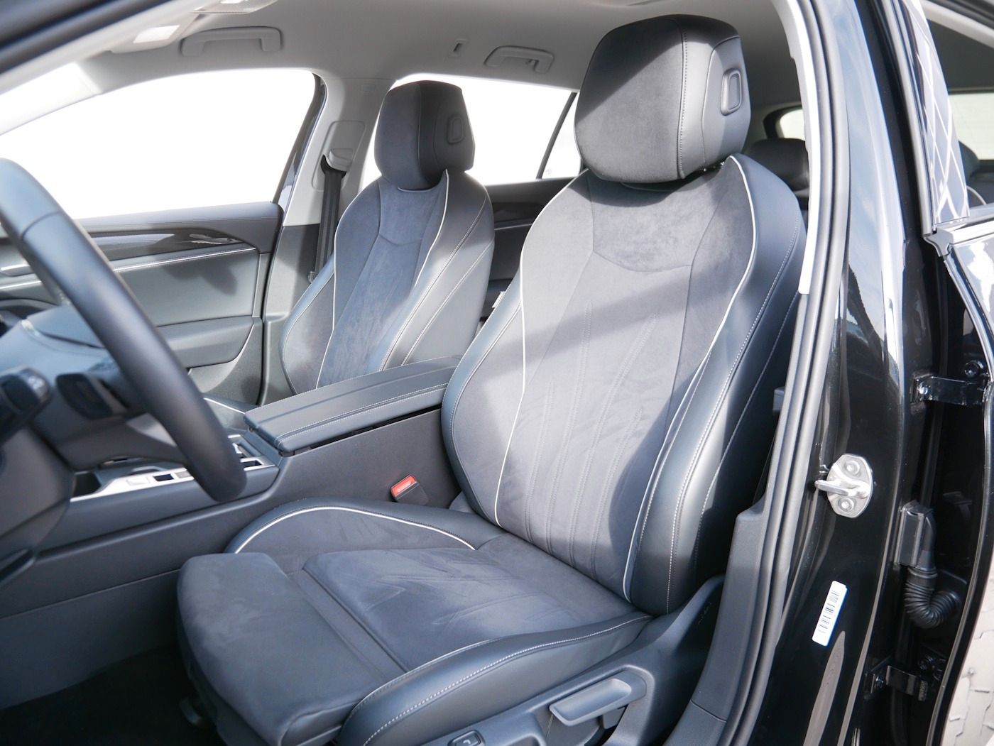 Fahrzeugabbildung Volkswagen Passat Variant 2.0 Business NEU56T AHK ACC Kamer