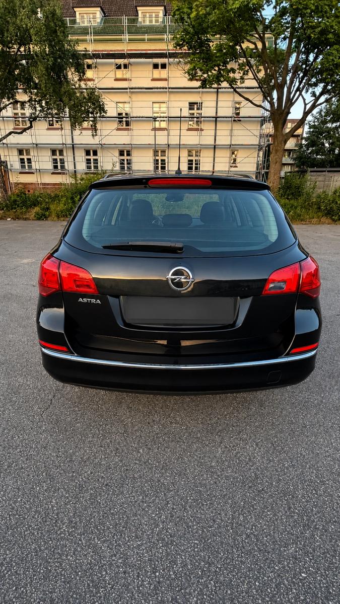 Opel Astra 2013 — rear view