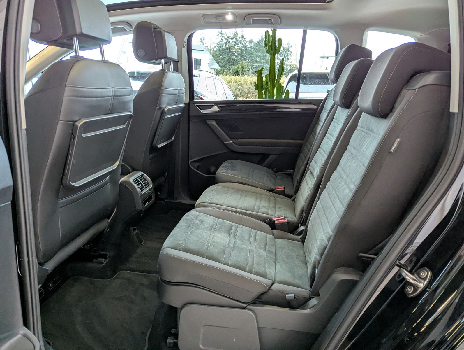 VW Touran 2.0 DSG R-Line High. Pano 7-Si IQ.Dri AHK - Image 13