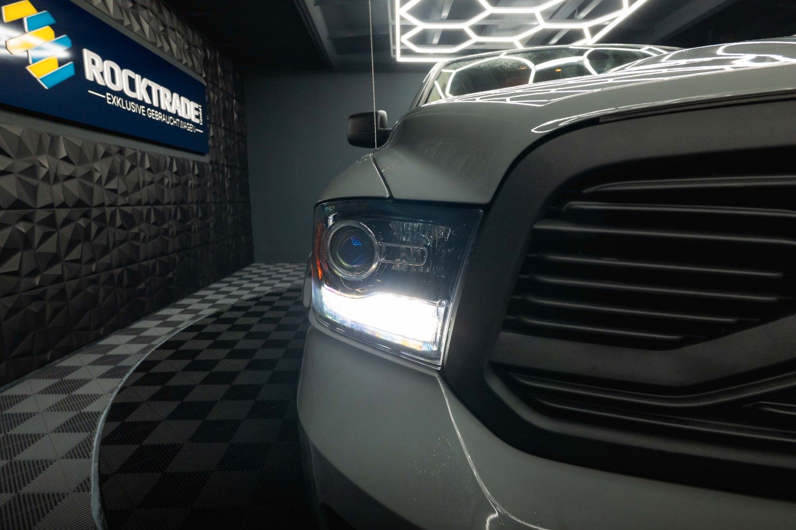 Fahrzeugabbildung Dodge RAM 5.7 V8 HEMI 4x4 OFFROAD Night-Paket LONGBED