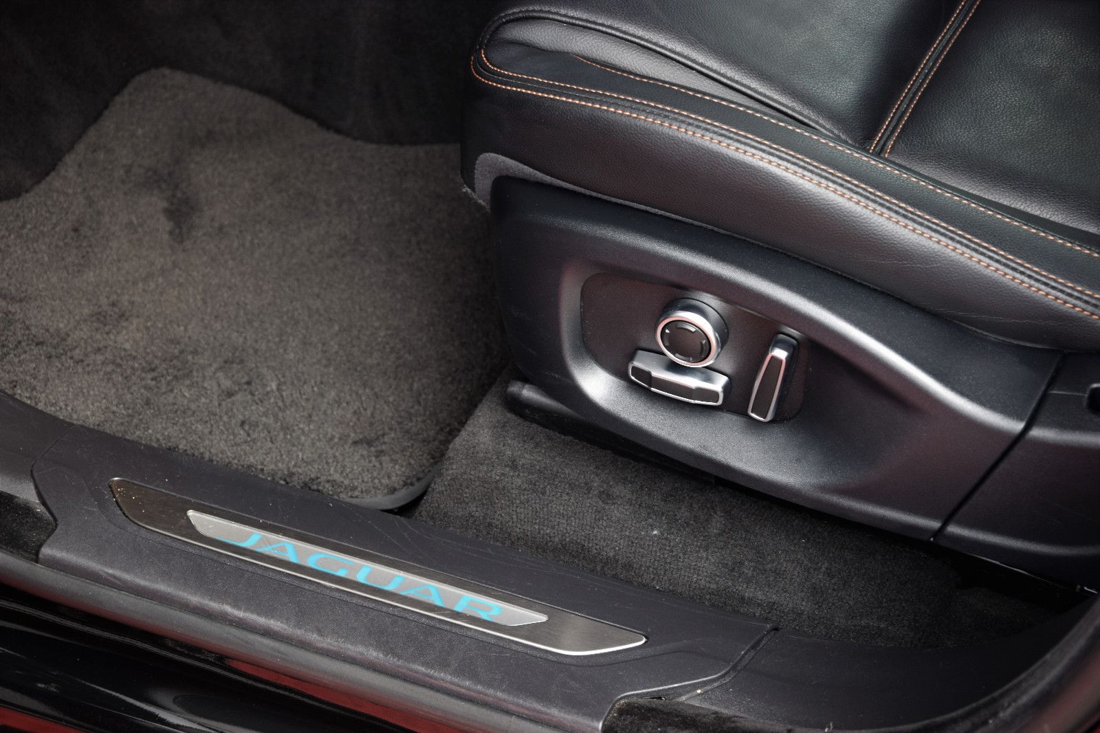 Fahrzeugabbildung Jaguar F-PACE Prestige Leder Navi Kamera ACC Xenon