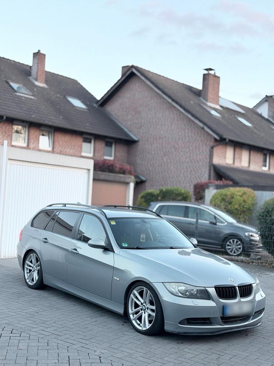 BMW 320 2007 — rear view