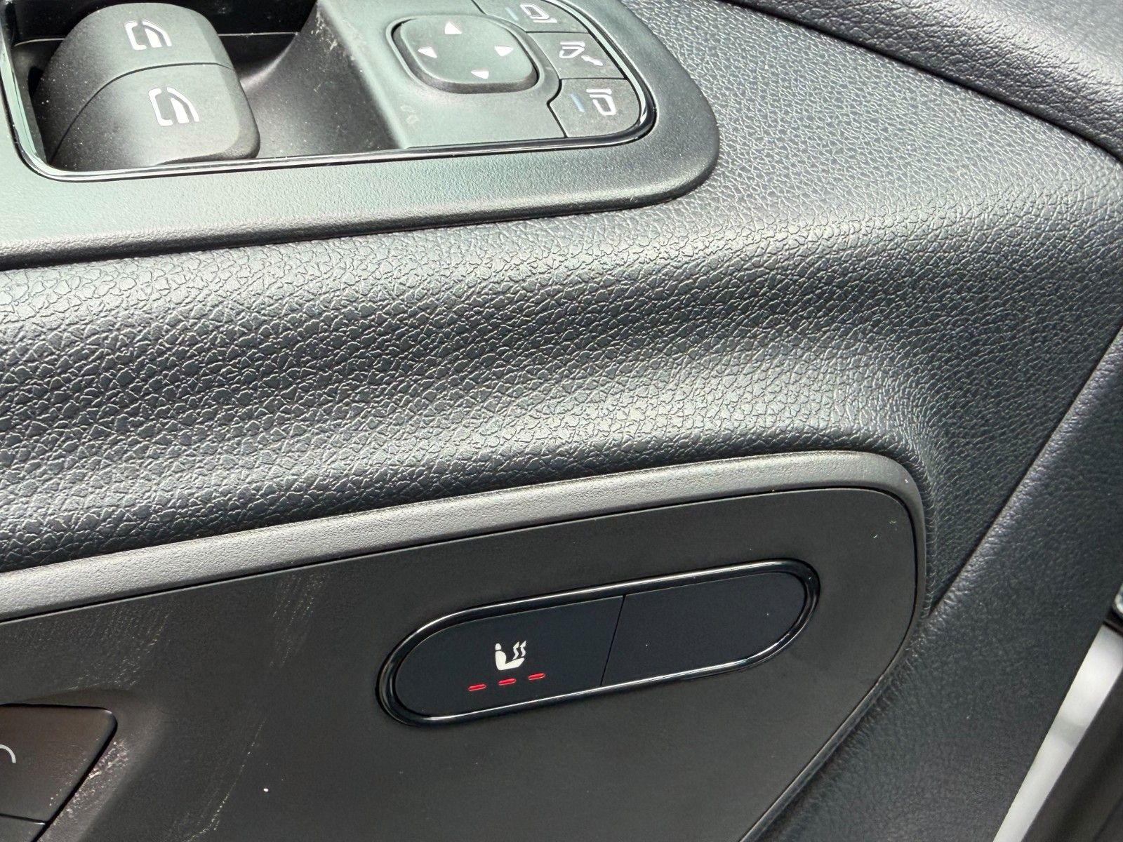 Fahrzeugabbildung Mercedes-Benz Sprinter 319 CDI 4x4 Klima AHK DISTRONIC