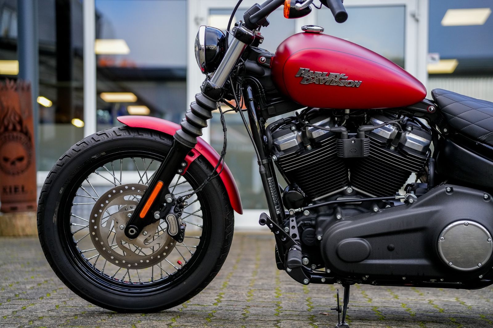 Fahrzeugabbildung Harley-Davidson FXBB Street Bob Softail - Sissybar -Satteltasche