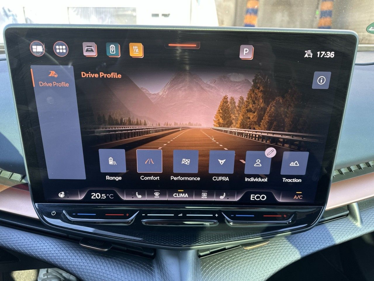 Fahrzeugabbildung CUPRA Tavascan VZ 4Drive 340 PS 77 kWh - mit KI generiert/bearbeitet
