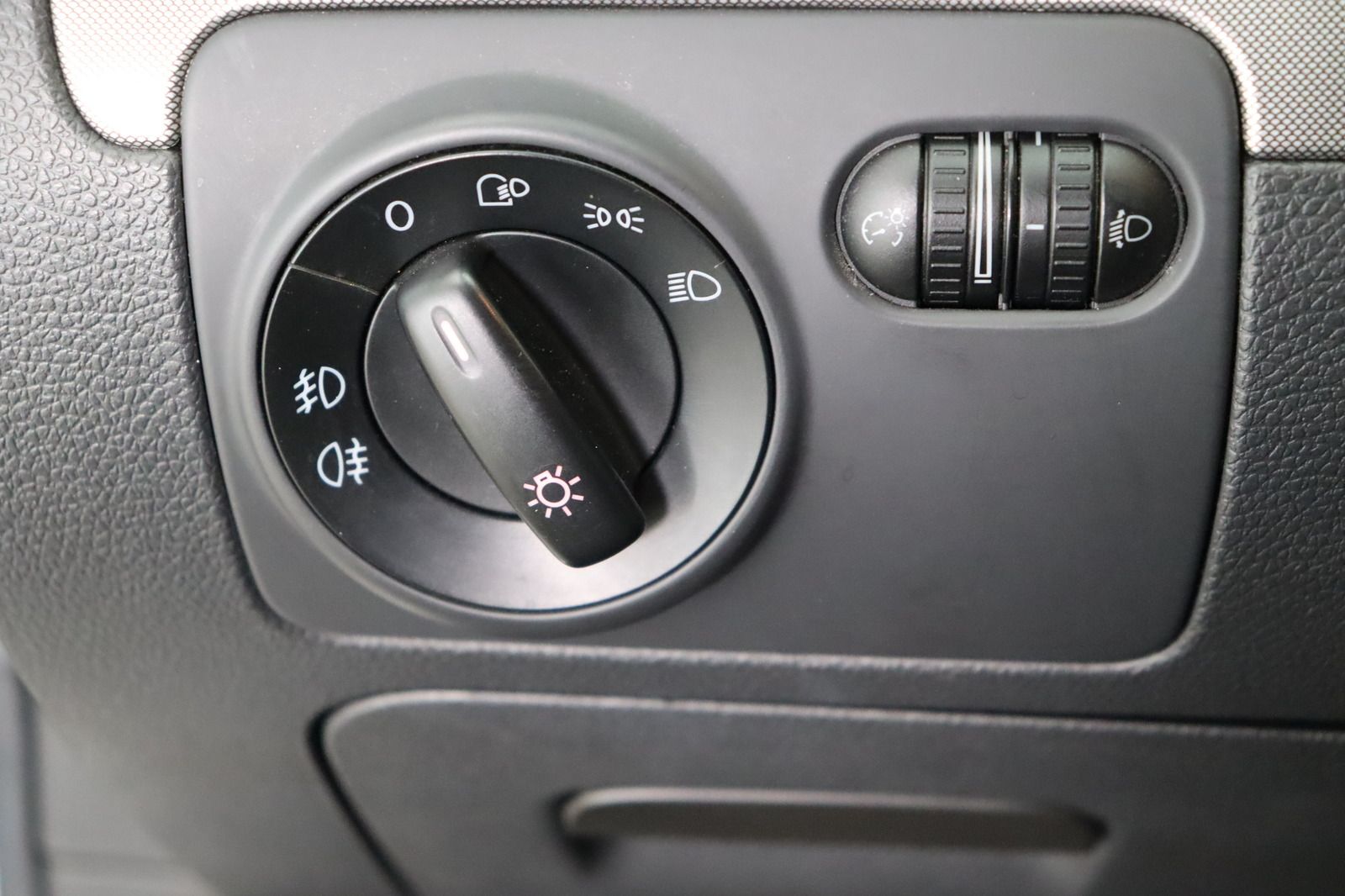 Fahrzeugabbildung Volkswagen Golf V 2.0 TDI DSG Tour HU 04.2028