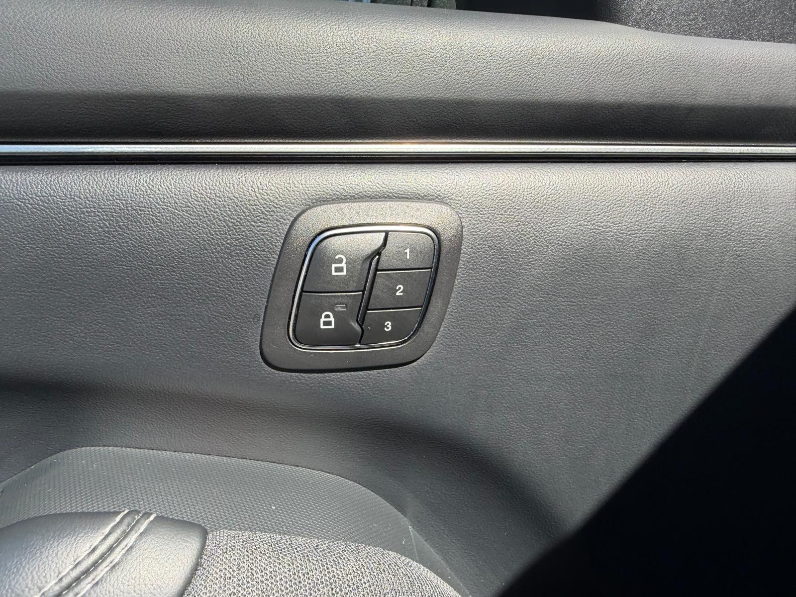 Fahrzeugabbildung Ford Mustang Mach-E >PANO+MEMO+LED+NAVI+SHZ+360°+ACC+