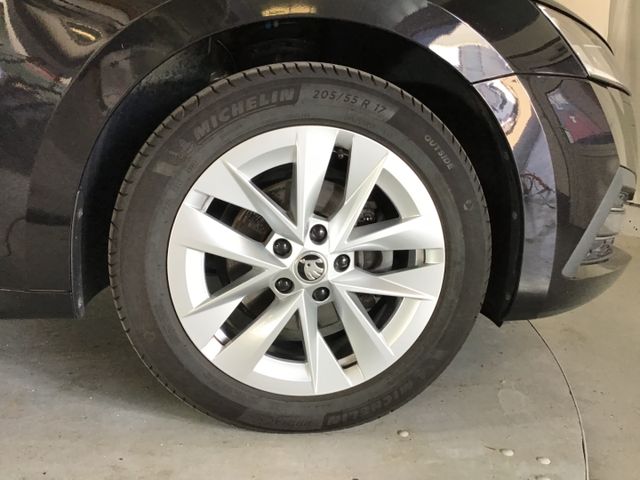 Fahrzeugabbildung Skoda Octavia 2.0 TDI Combi Style DSG/Navi/Tempo/HUD