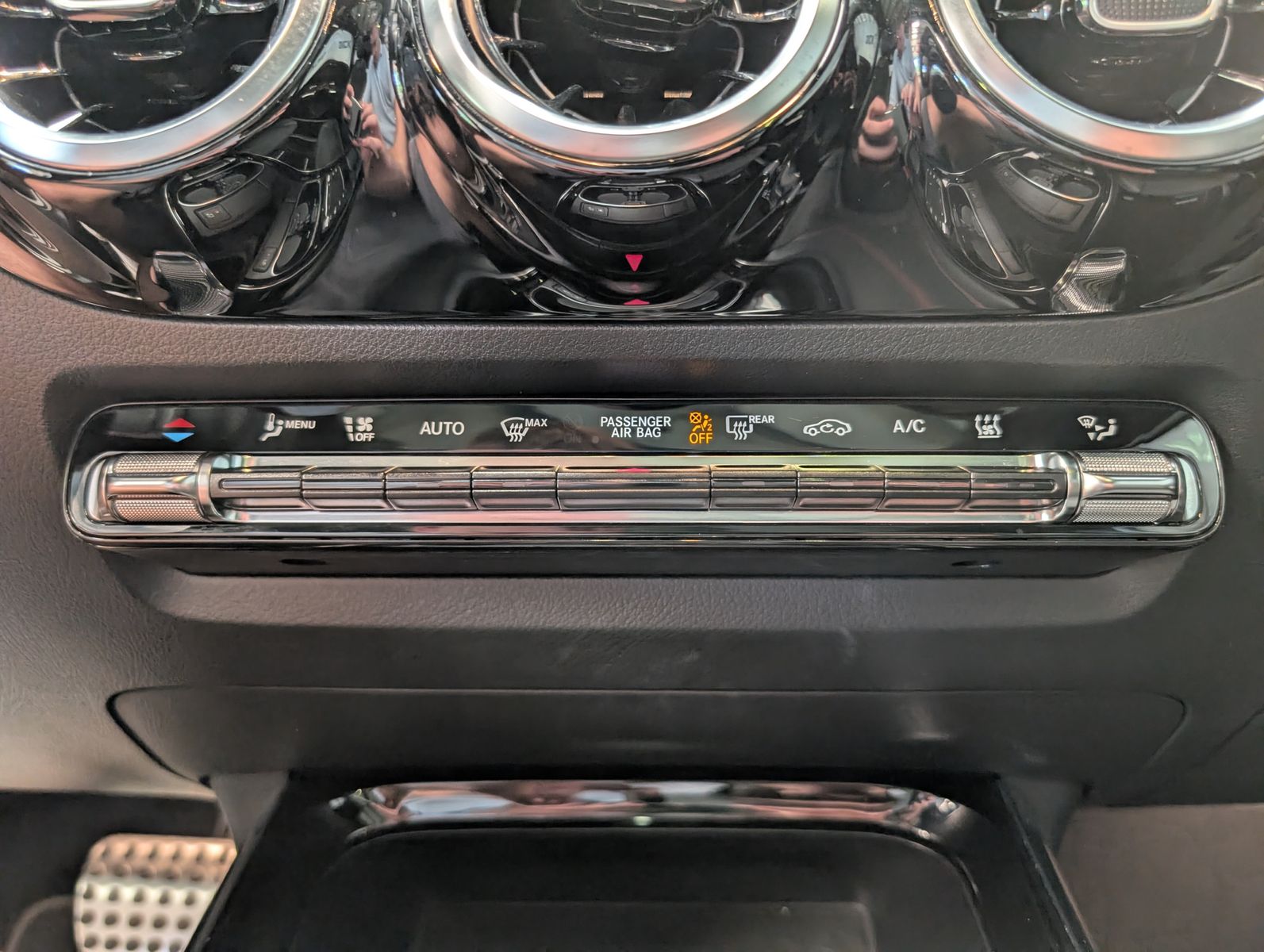 Fahrzeugabbildung Mercedes-Benz GLA 200 d DCT AMG-Line LED StandHz Dinamica Pano