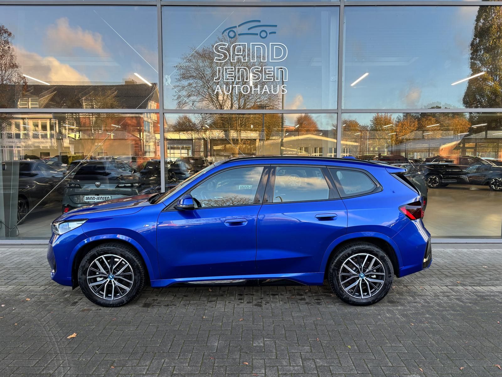BMW iX1 20 eDrive M-Sport Drivass+ Premium H&K 18" imagem 3